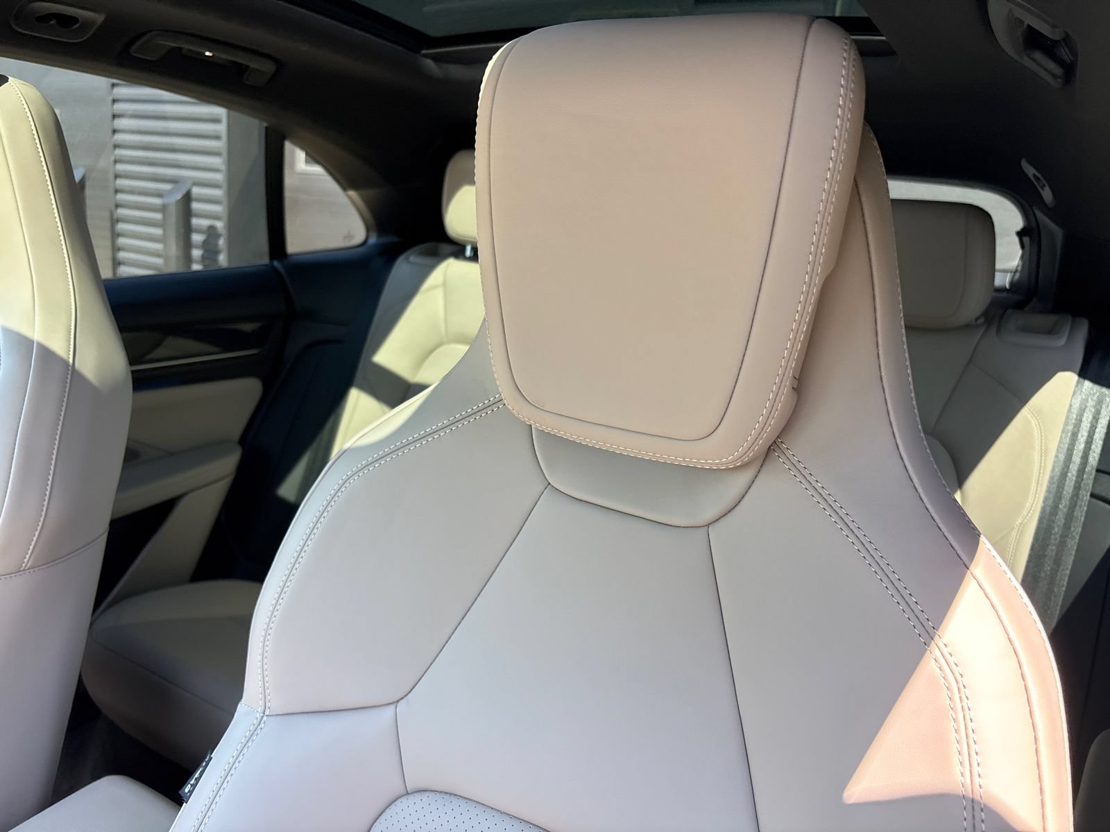 Used 2025 Porsche Macan Electric RWD image 16