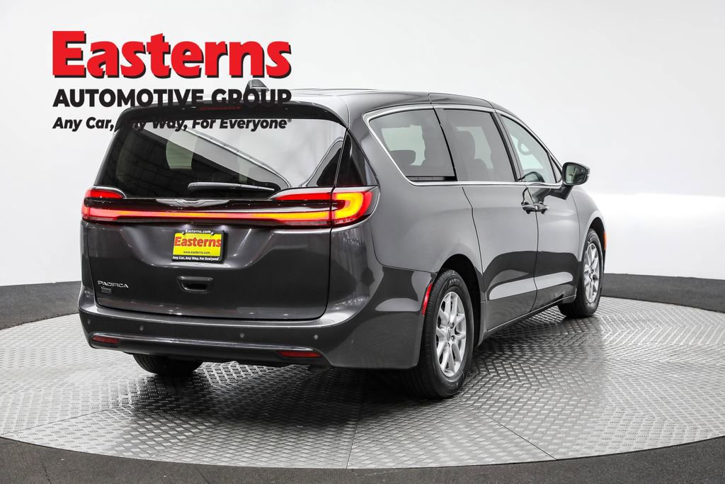 Used 2023 Chrysler Pacifica Touring-L image 5