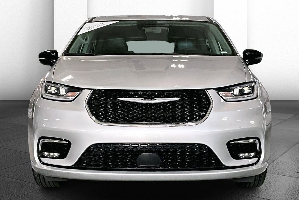 Used 2024 Chrysler Pacifica Touring-L FWD image 2