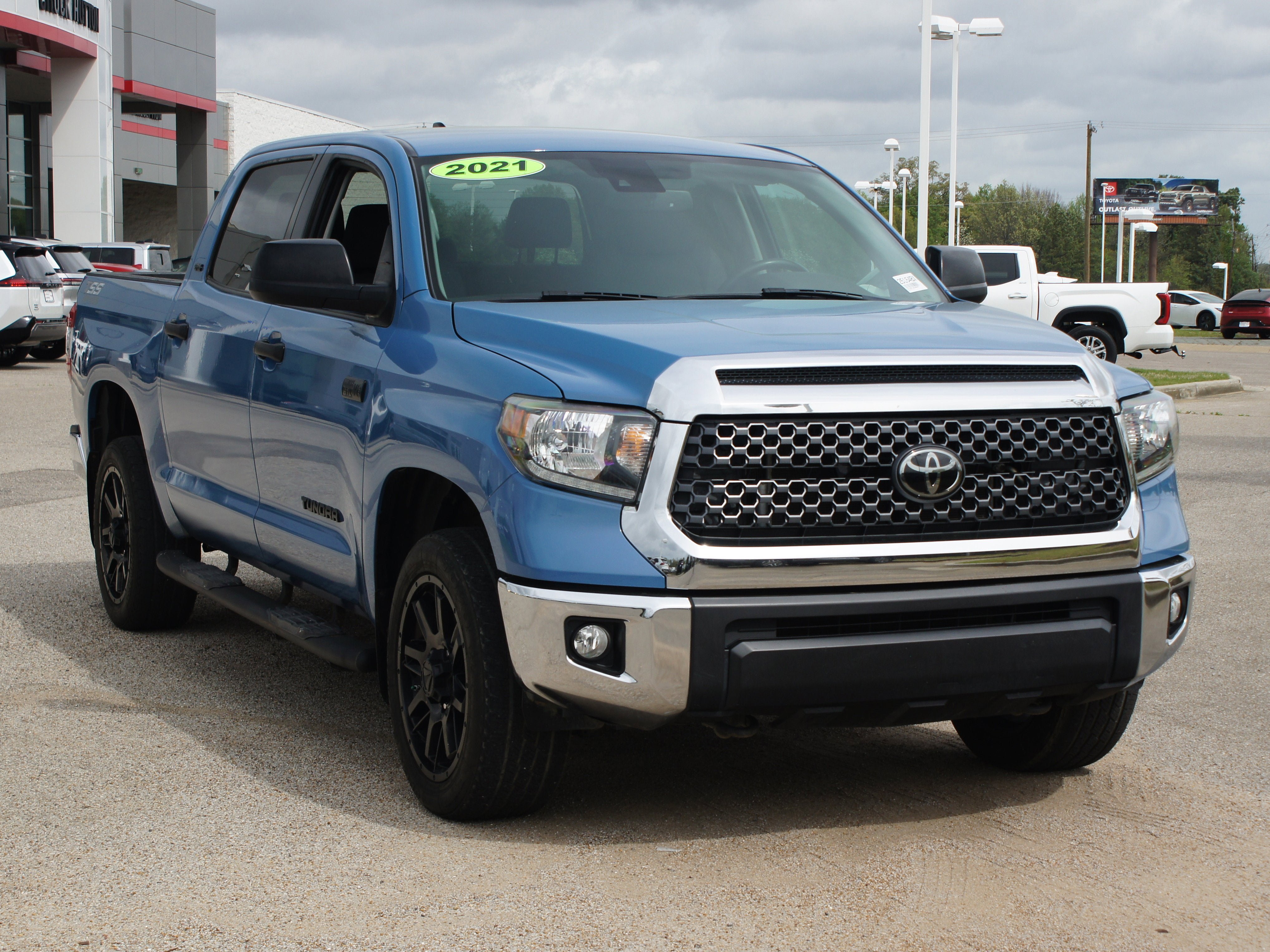 Used 2021 Toyota Tundra SR5 w/ SR5 Upgrade Package AWD/4WD image 23