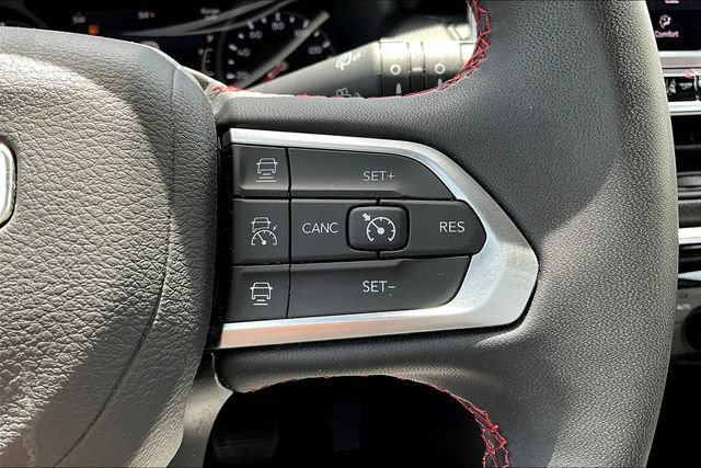 Used 2025 Jeep Compass Trailhawk AWD/4WD image 12