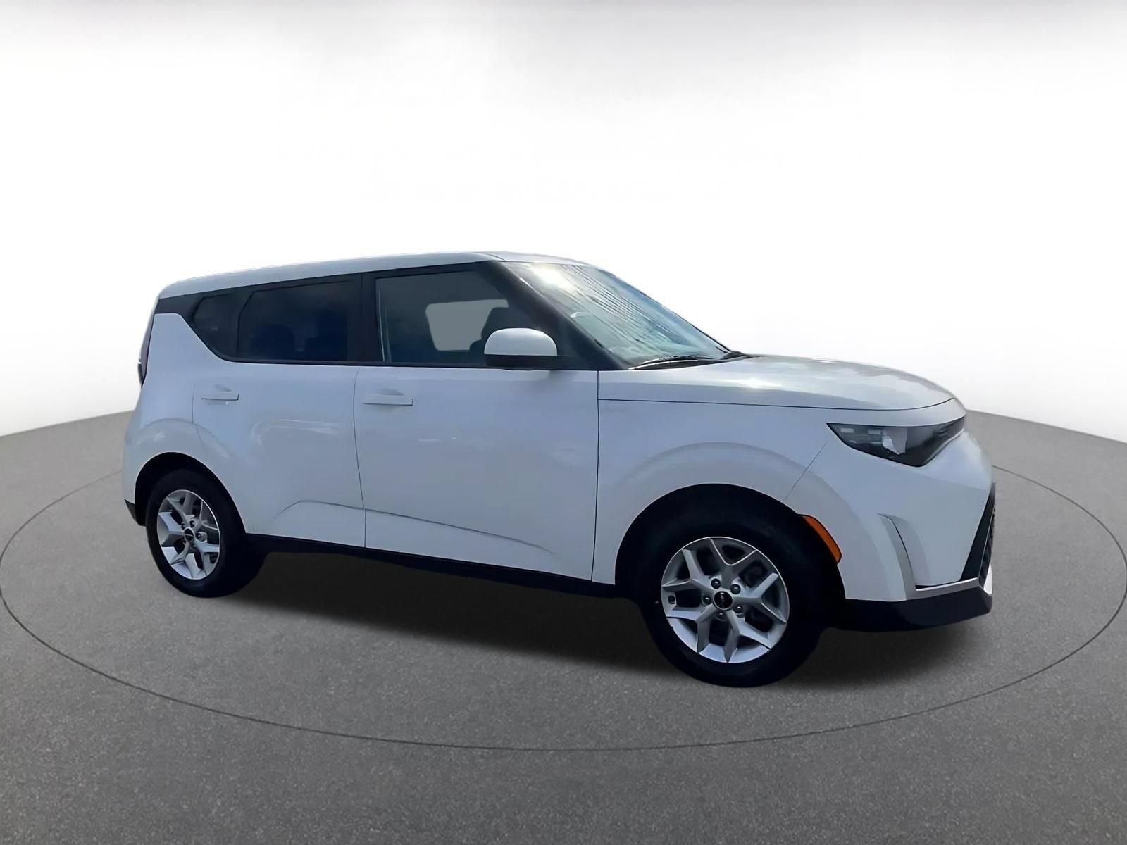 Used 2025 Kia Soul LX w/ LX Technology Package FWD image 2