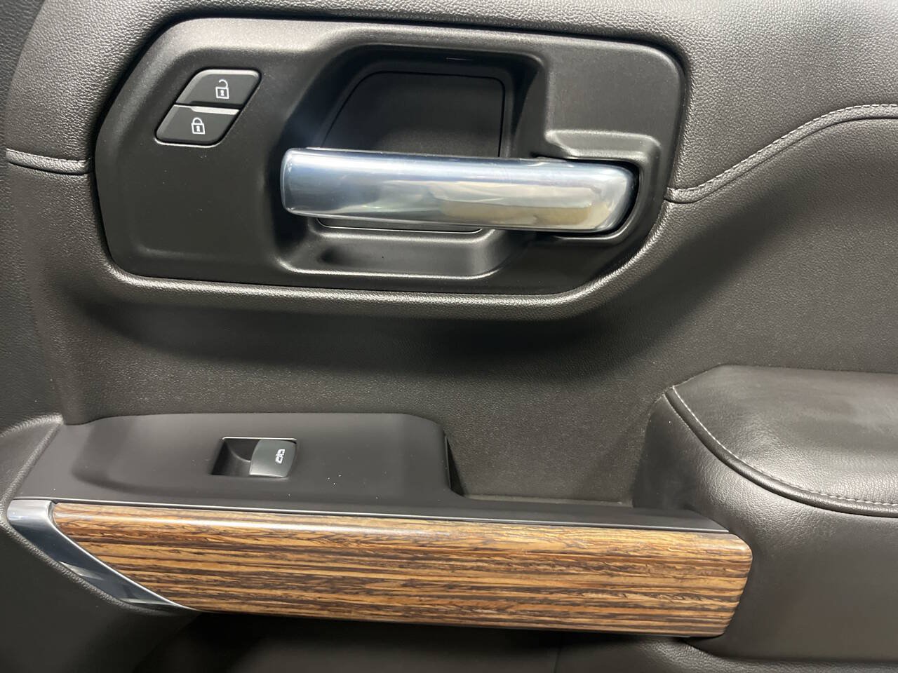 Used 2019 Chevrolet Silverado 1500 High Country w/ Technology Package AWD/4WD image 14