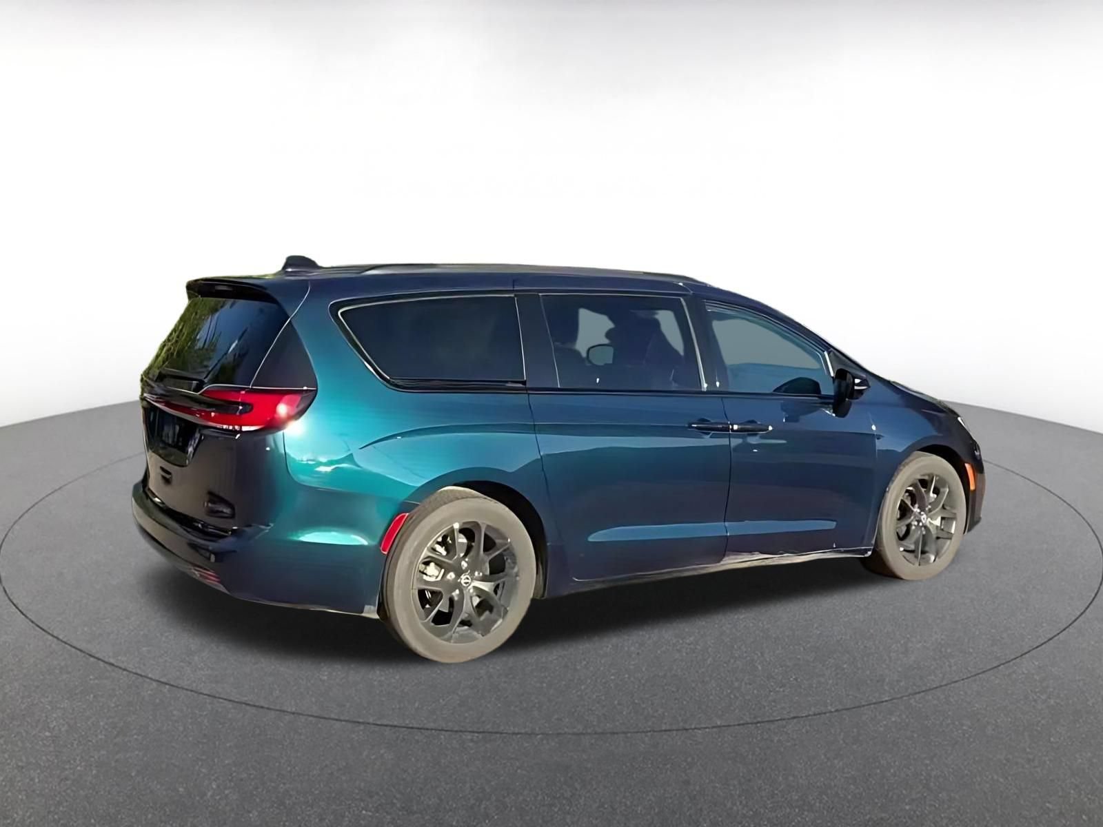 Used 2025 Chrysler Pacifica Limited FWD image 13