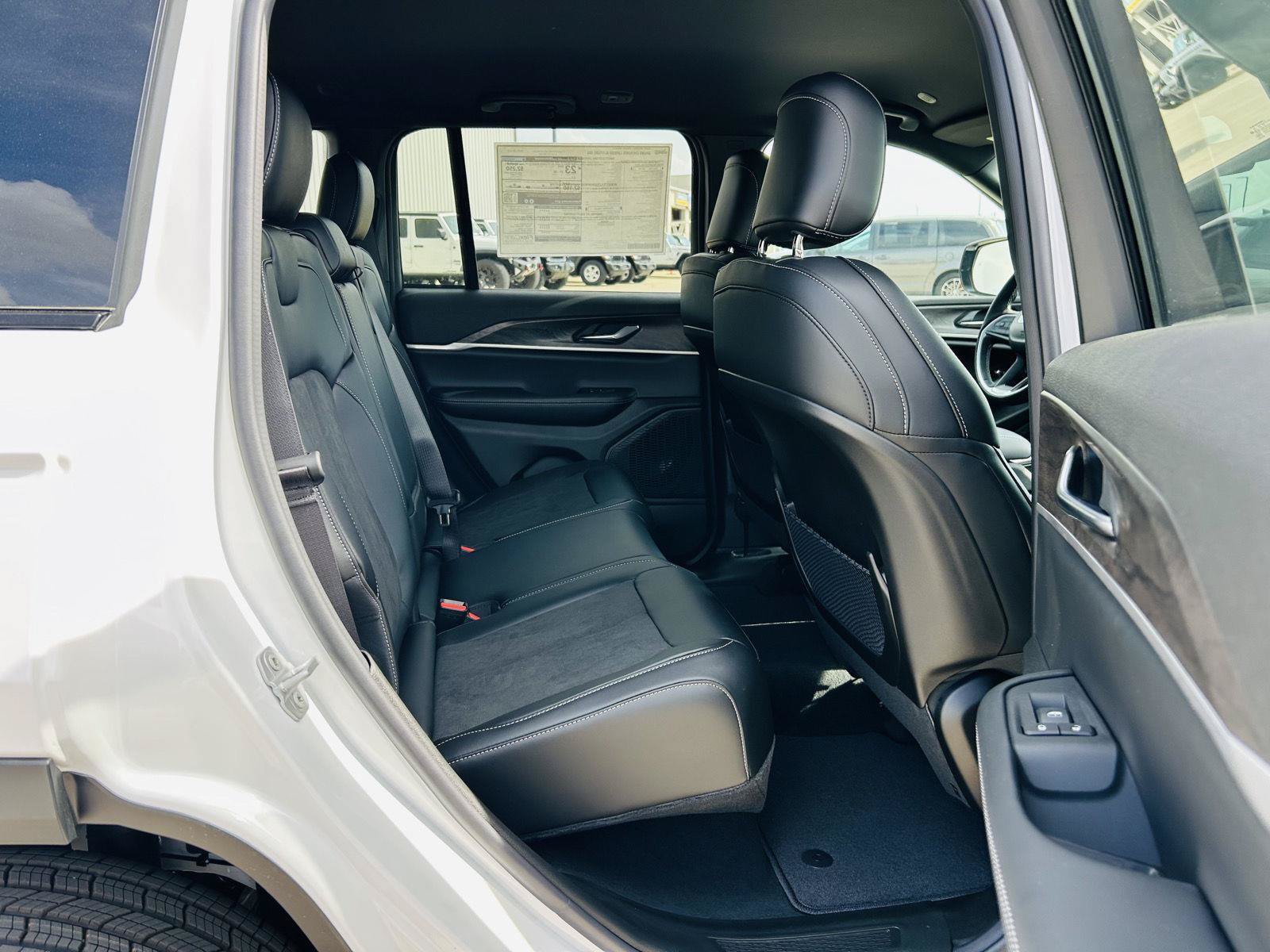 New 2026 Jeep Grand Cherokee Altitude AWD/4WD image 31