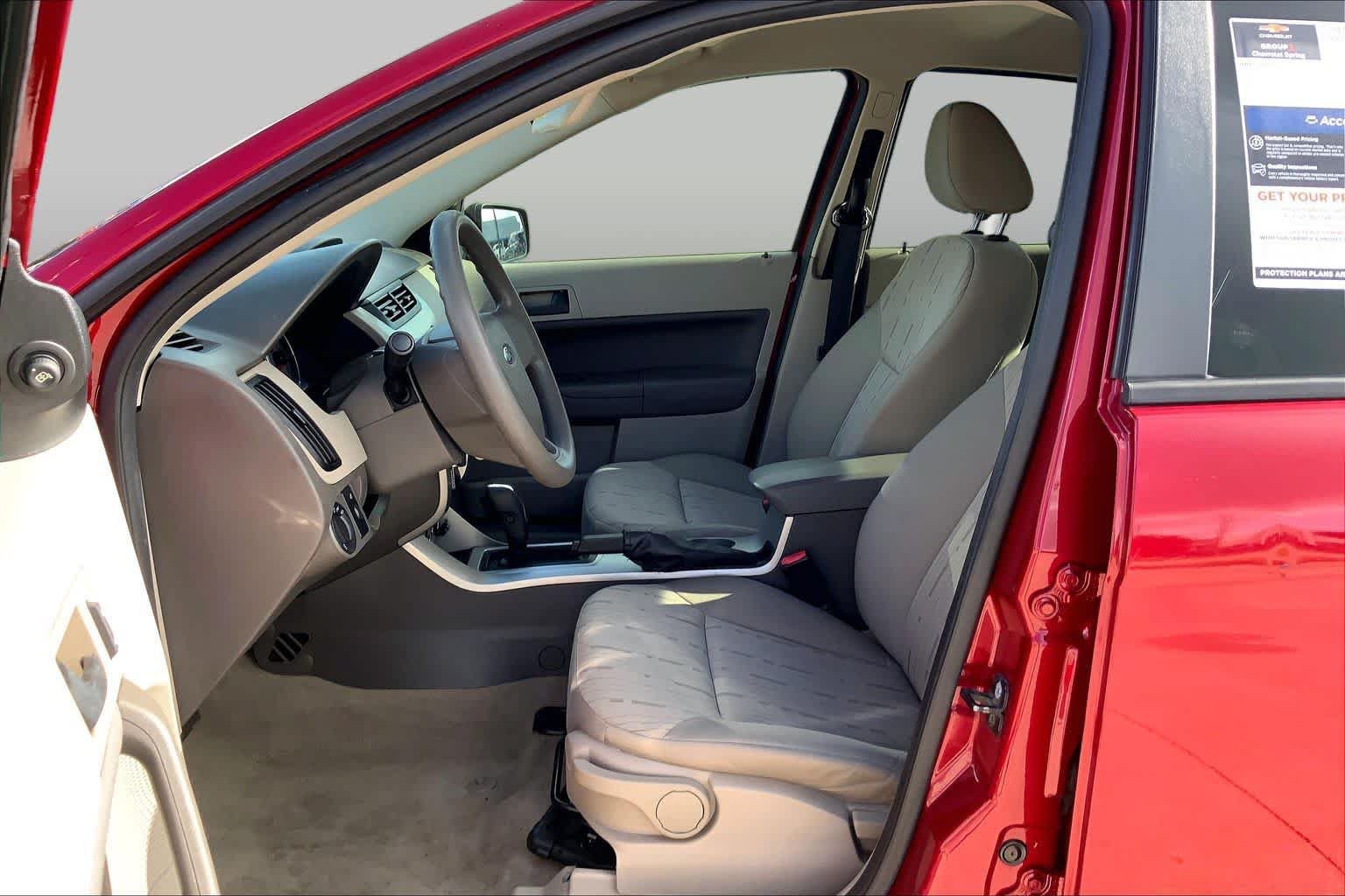 Used 2010 Ford Focus SE FWD image 7