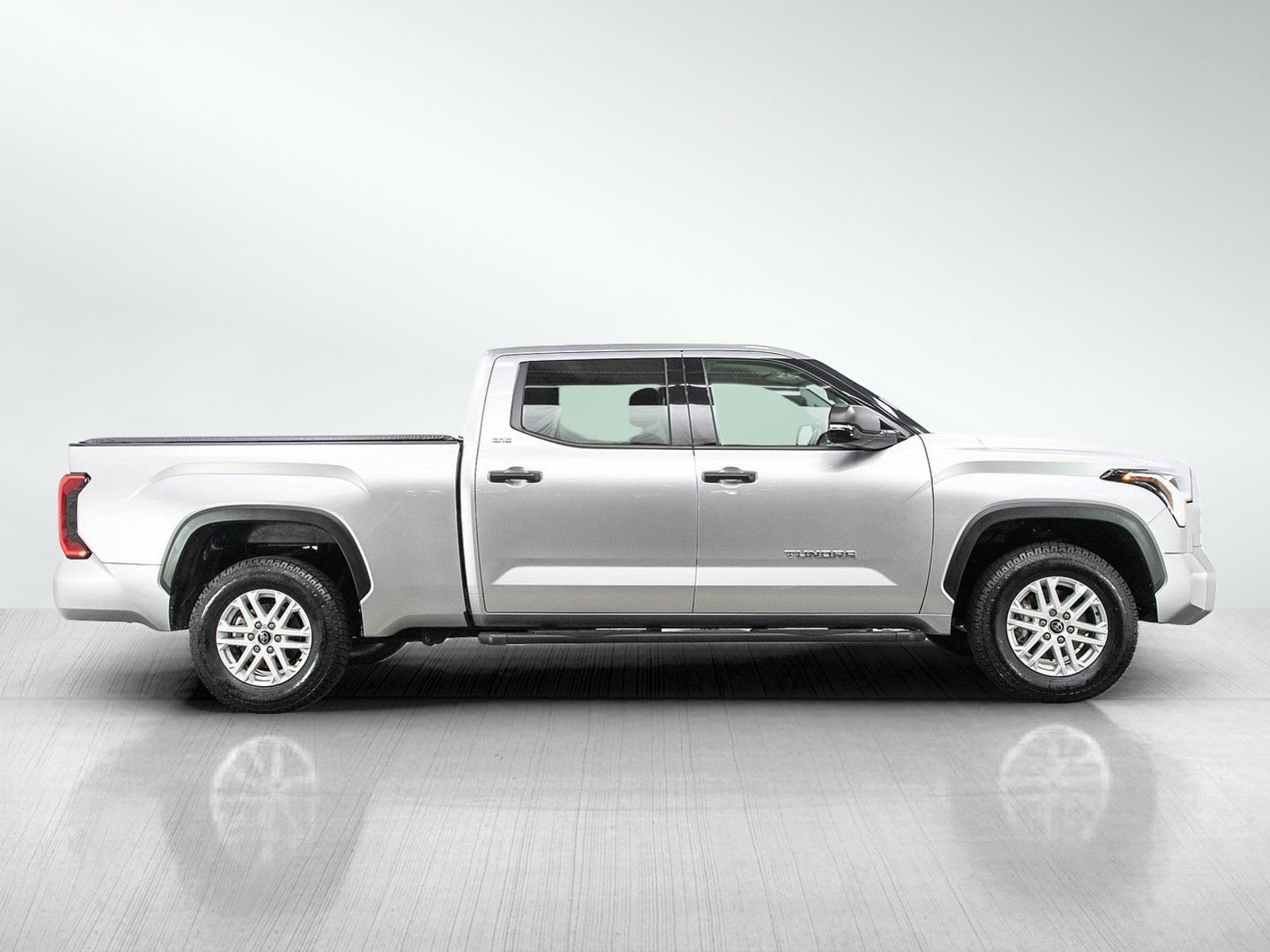Used 2022 Toyota Tundra SR5 w/ SR5 Convenience Package AWD/4WD image 8