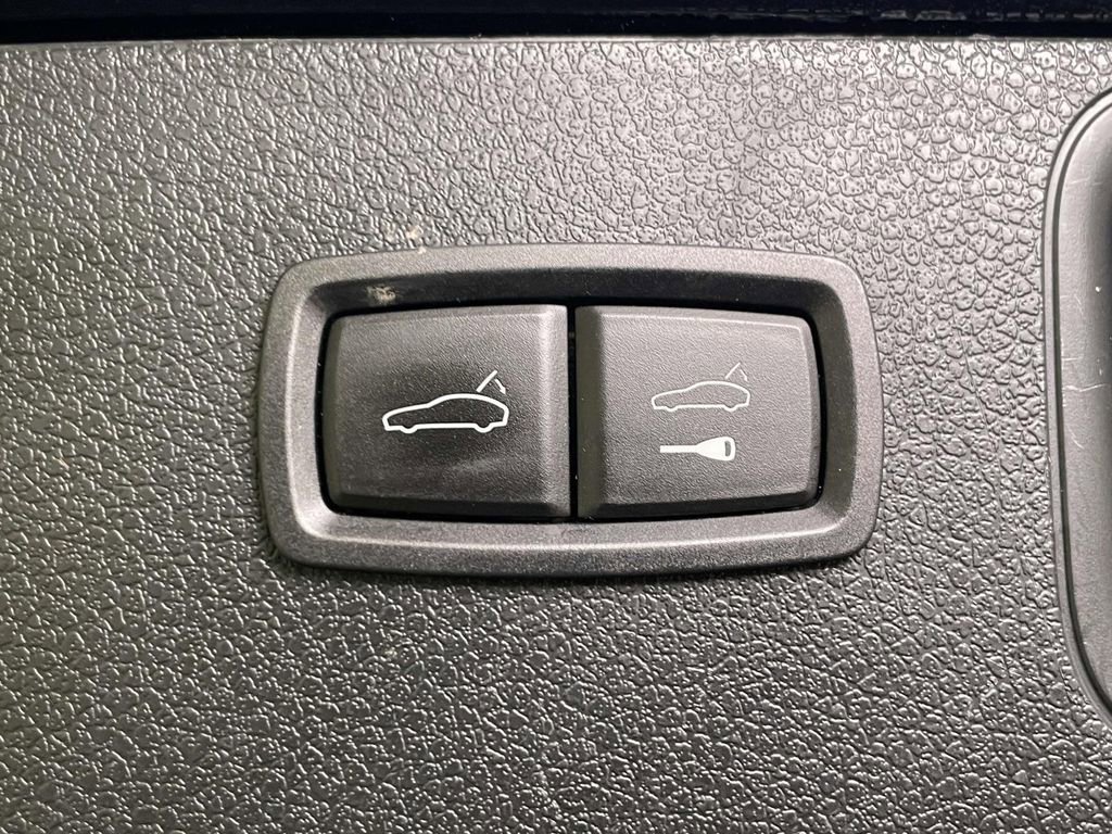 Certified 2022 Porsche Macan AWD/4WD image 21