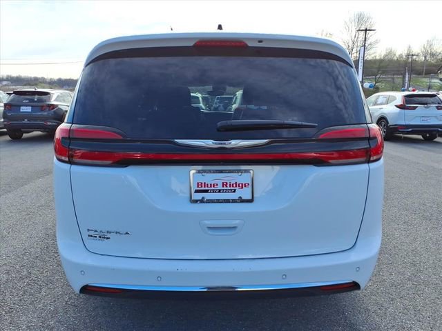 Used 2024 Chrysler Pacifica Touring-L image 4