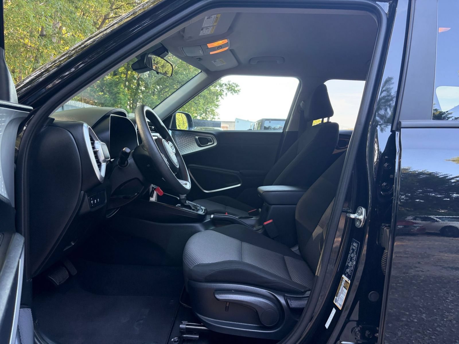 Used 2025 Kia Soul LX w/ LX Technology Package FWD image 24