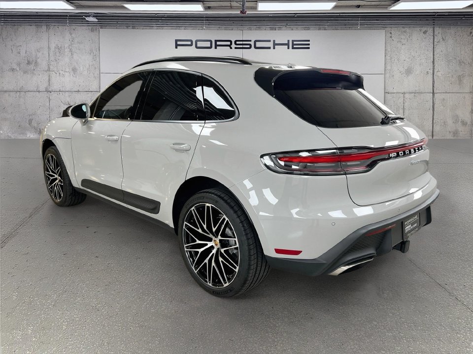 Certified 2025 Porsche Macan AWD/4WD image 3