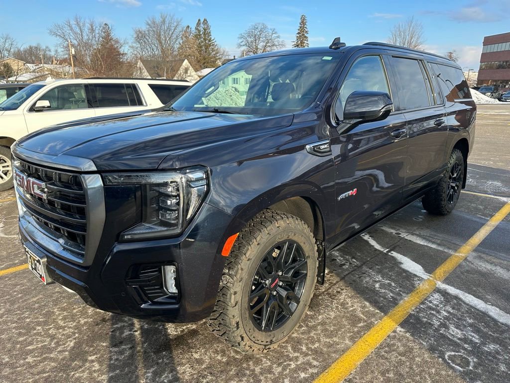 Used 2022 GMC Yukon XL AT4 image 3