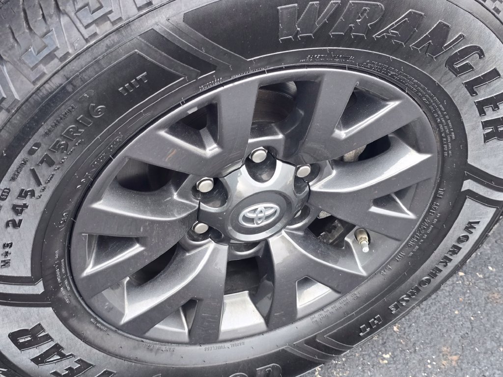 Used 2021 Toyota Tacoma SR5 AWD/4WD image 25