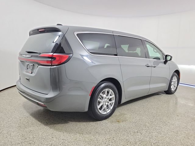 Used 2023 Chrysler Pacifica Touring-L FWD image 5