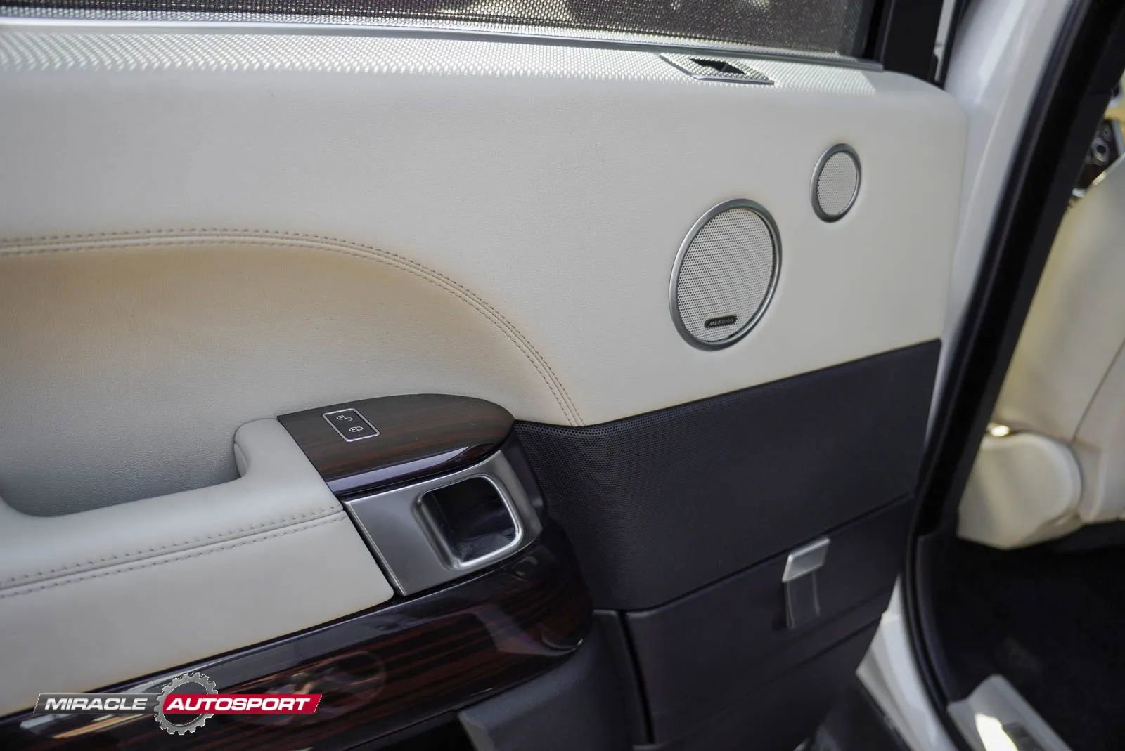 Used 2017 Land Rover Range Rover Long Wheelbase Supercharged image 22