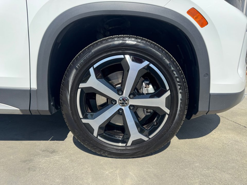 Used 2025 Volkswagen Tiguan SE image 29