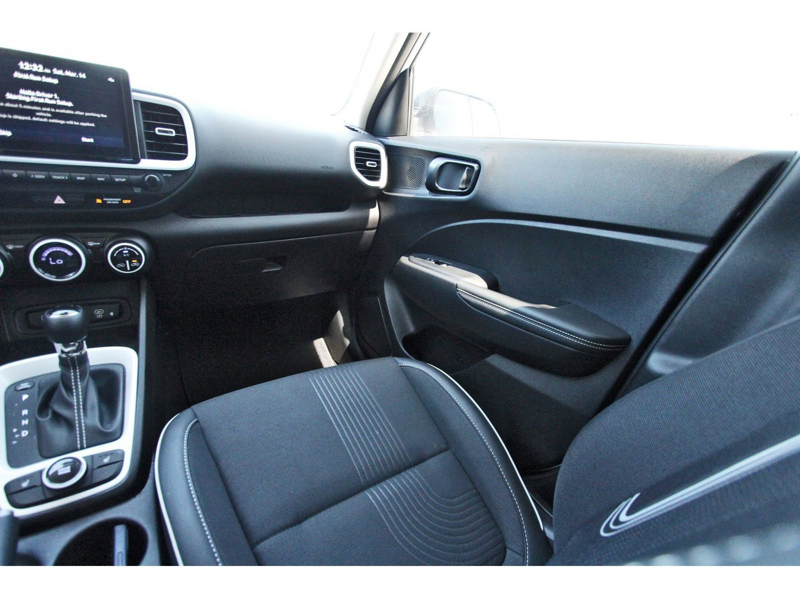 Used 2025 Hyundai Venue Limited image 12