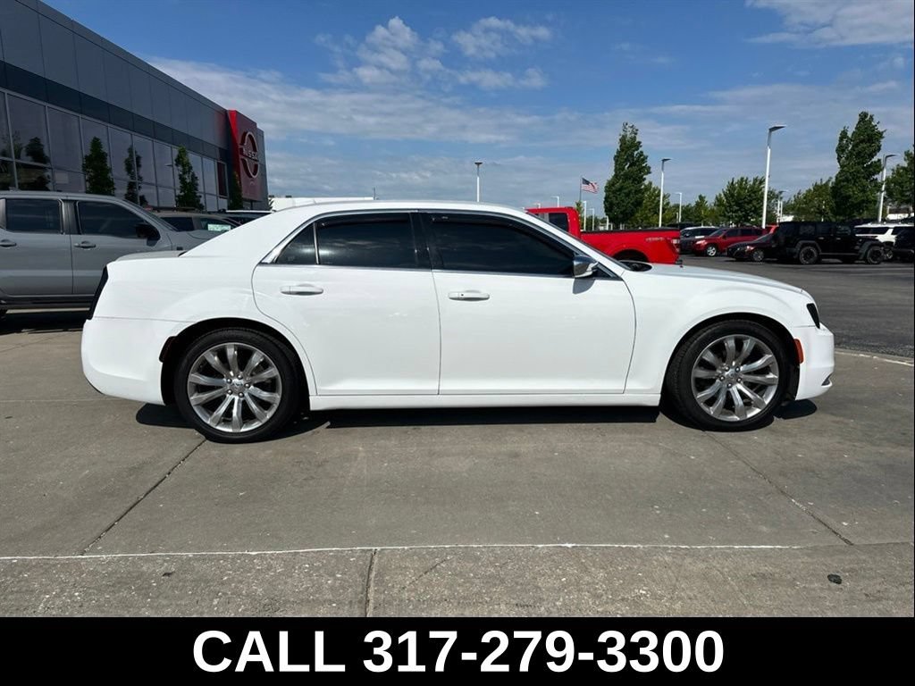 Used 2018 Chrysler 300 Touring w/ Chrome Appearance Package RWD image 10