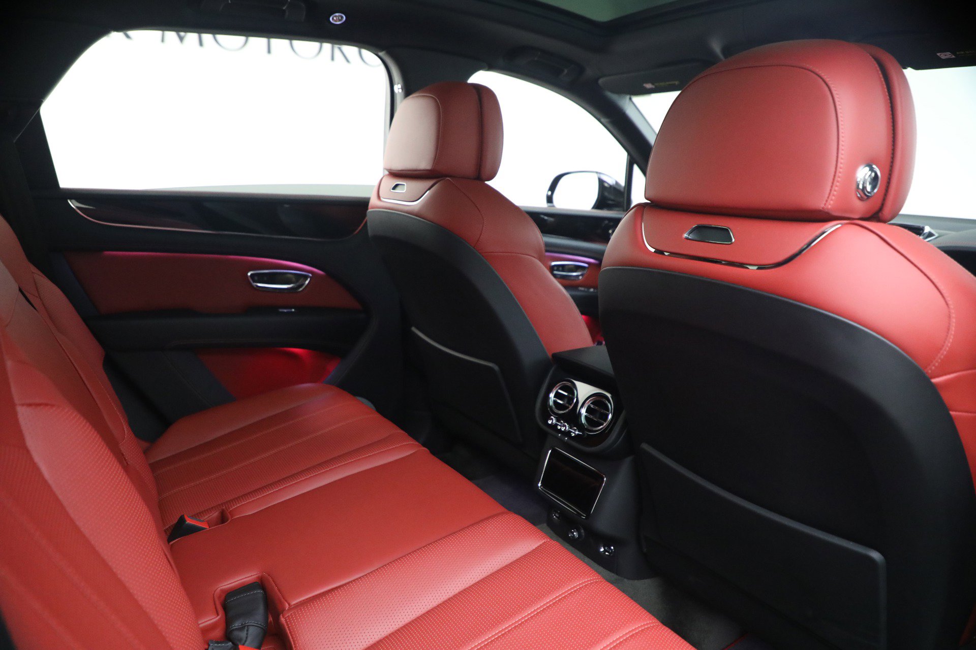 Used 2022 Bentley Bentayga image 29