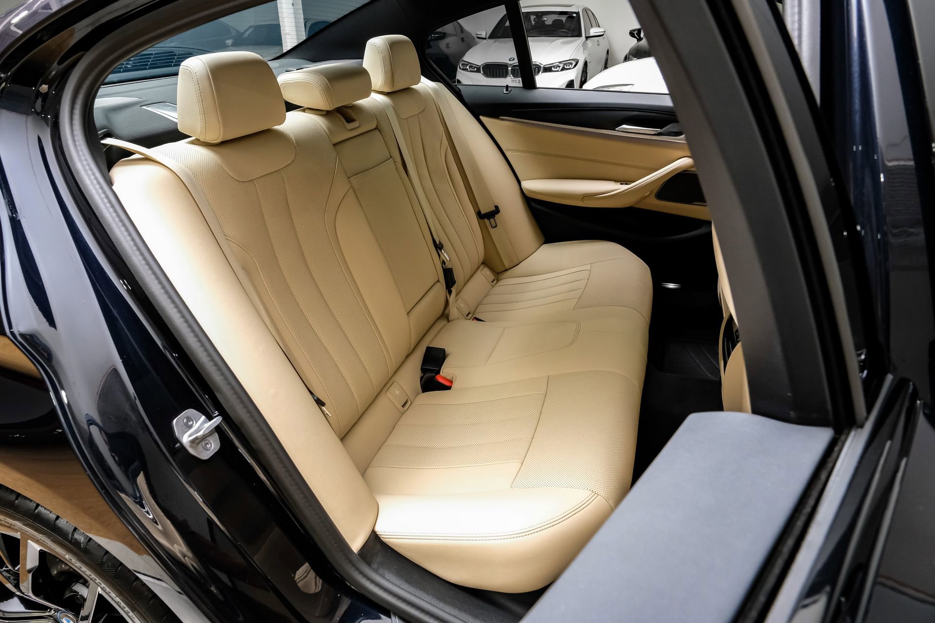 Used 2023 BMW 530e w/ M Sport Package image 39