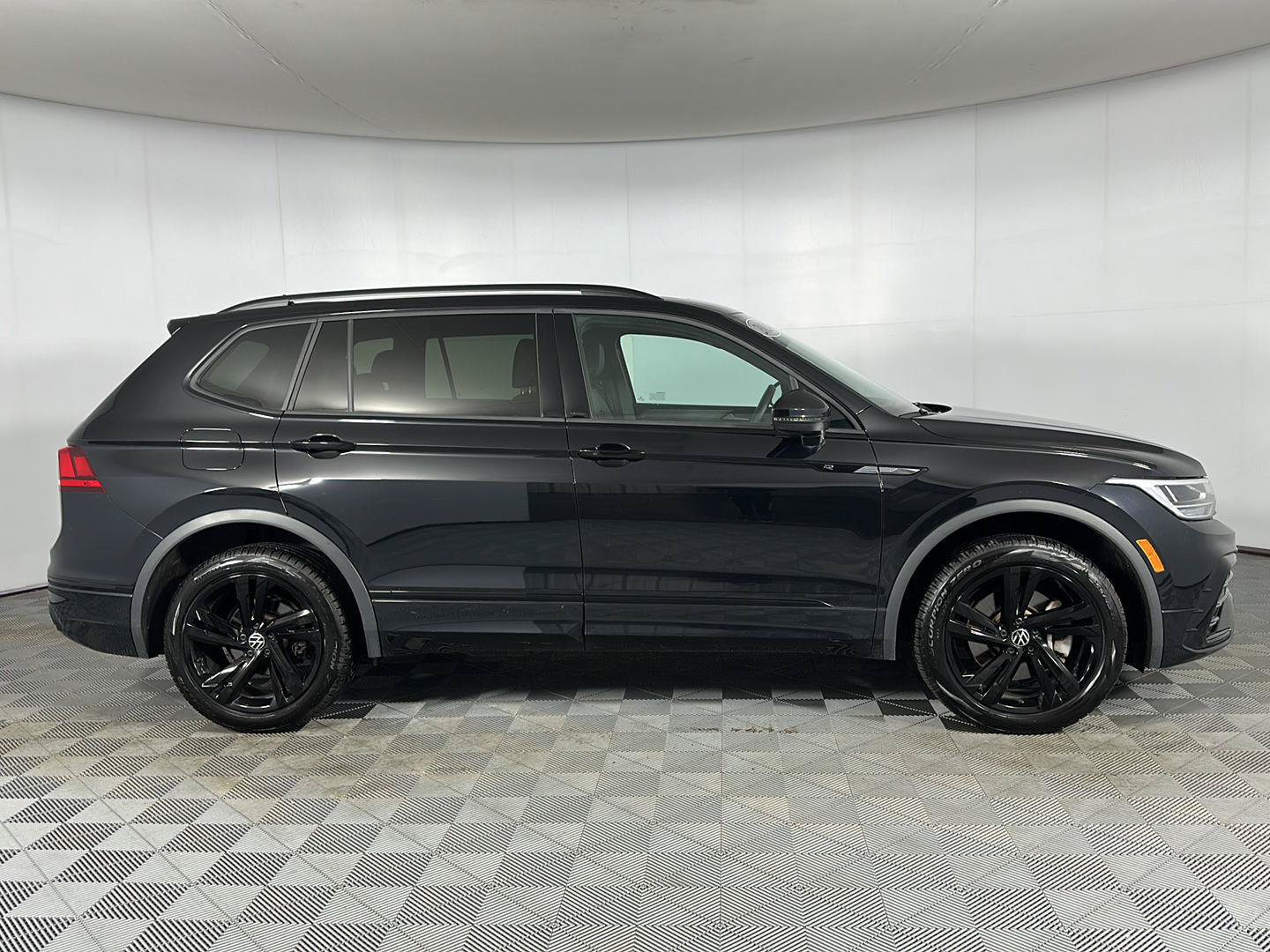 Used 2024 Volkswagen Tiguan SE R-Line AWD/4WD image 29