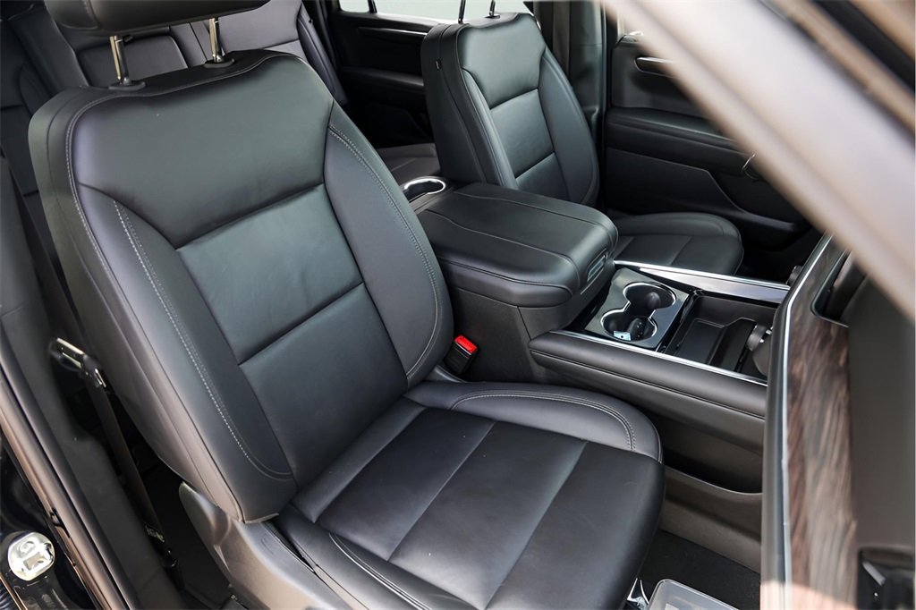 Used 2025 Chevrolet Suburban Z71 image 34