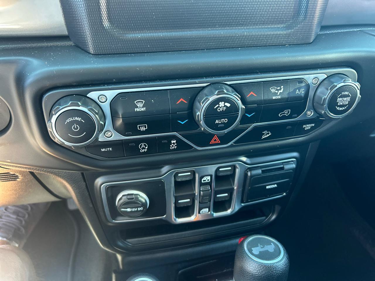 Used 2020 Jeep Wrangler Unlimited Sahara AWD/4WD image 17