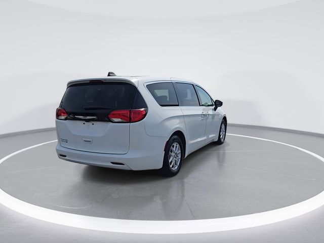 Used 2023 Chrysler Voyager LX image 8