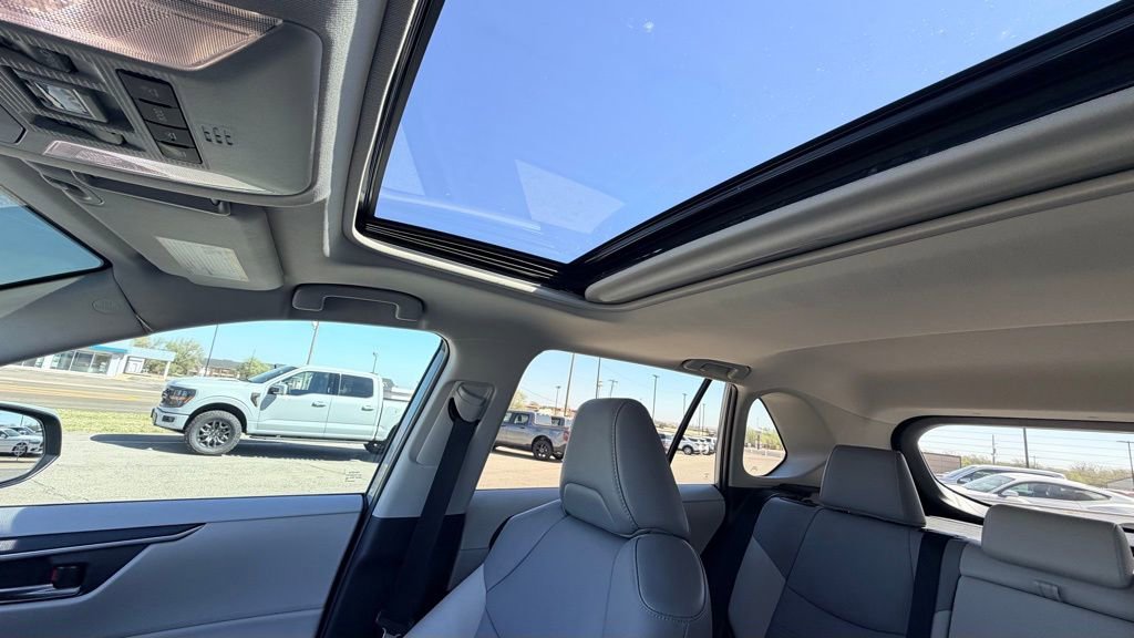 Used 2022 Toyota RAV4 XLE Premium image 19