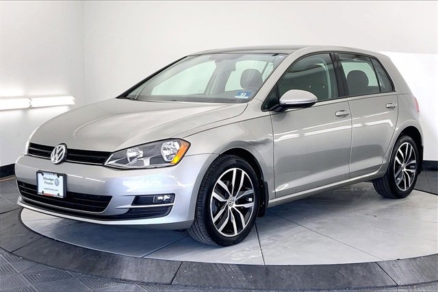 Used 2017 Volkswagen Golf 4-Door image 2