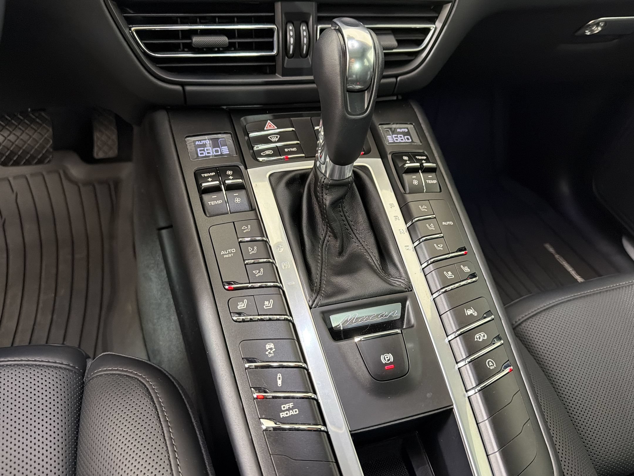 Certified 2020 Porsche Macan Turbo AWD/4WD image 16