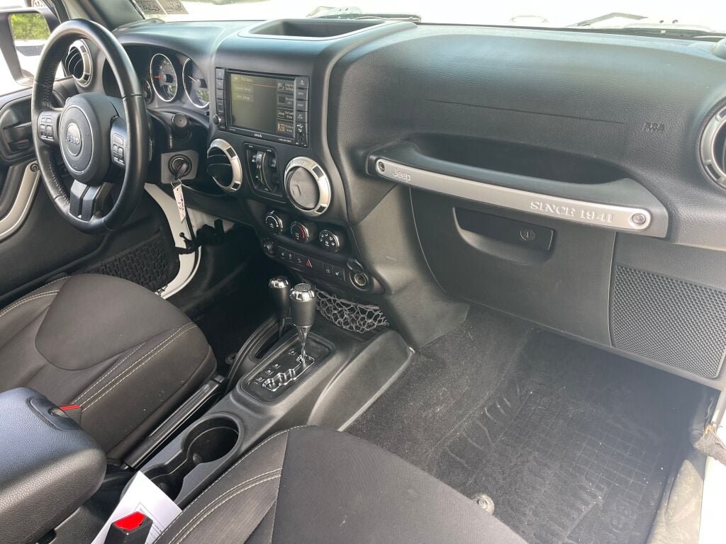 Used 2018 Jeep Wrangler Unlimited Rubicon w/ Cold Weather Group AWD/4WD image 28