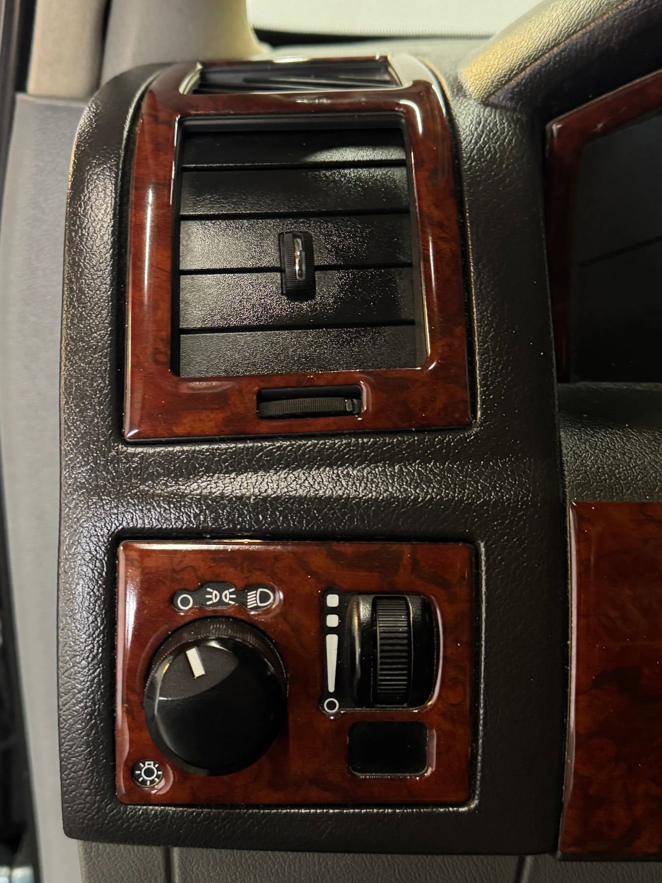 Used 2005 Chrysler 300 RWD image 14