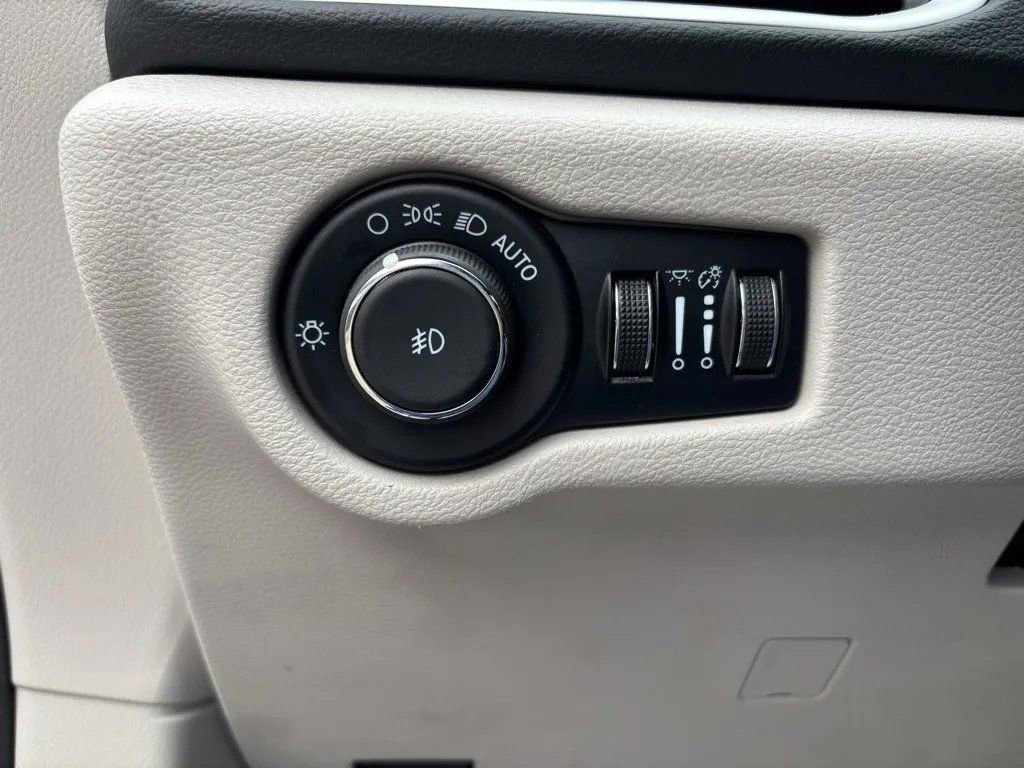 Used 2024 Chrysler Pacifica Touring-L image 11