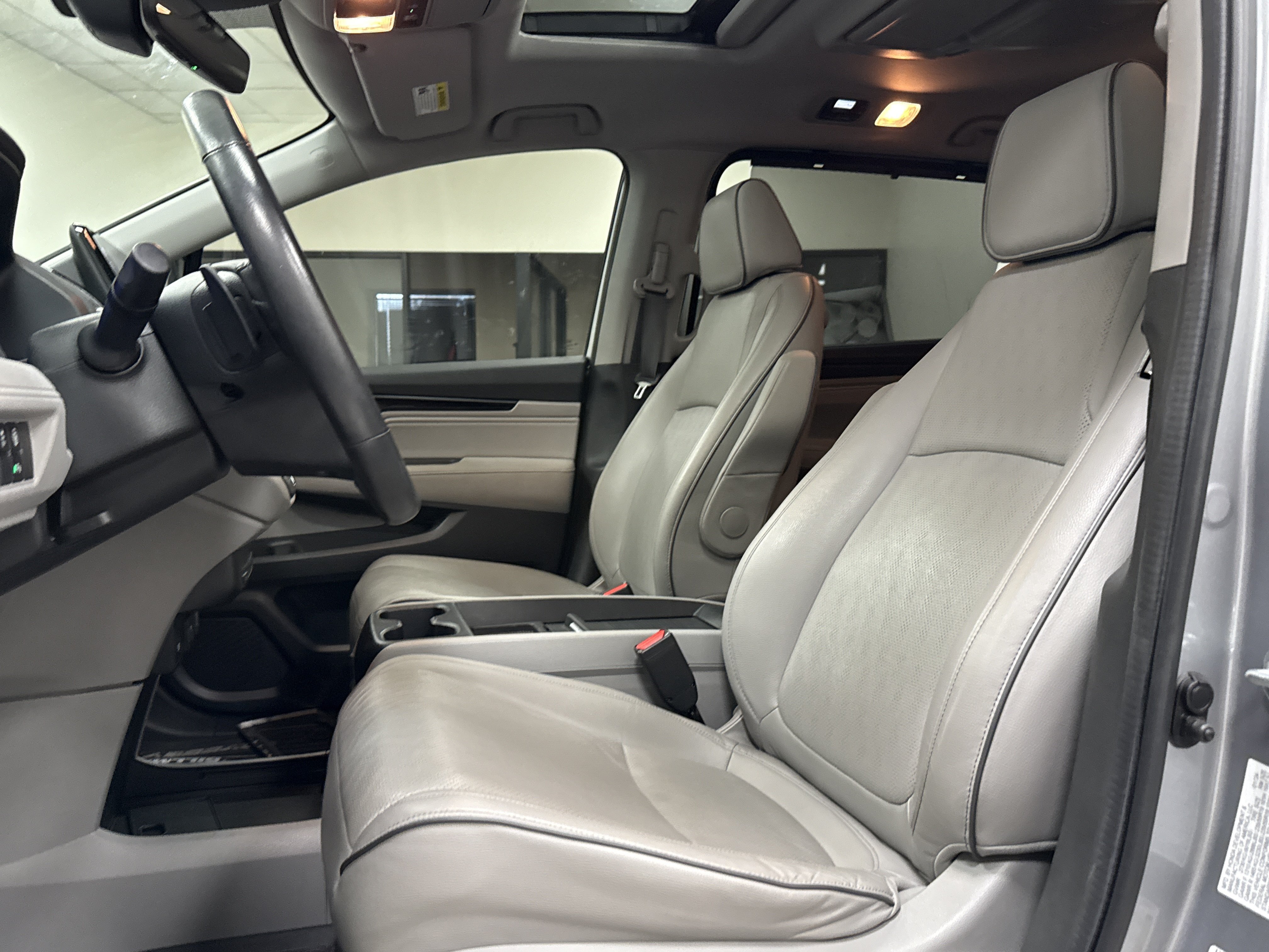 Used 2024 Honda Odyssey Elite image 11