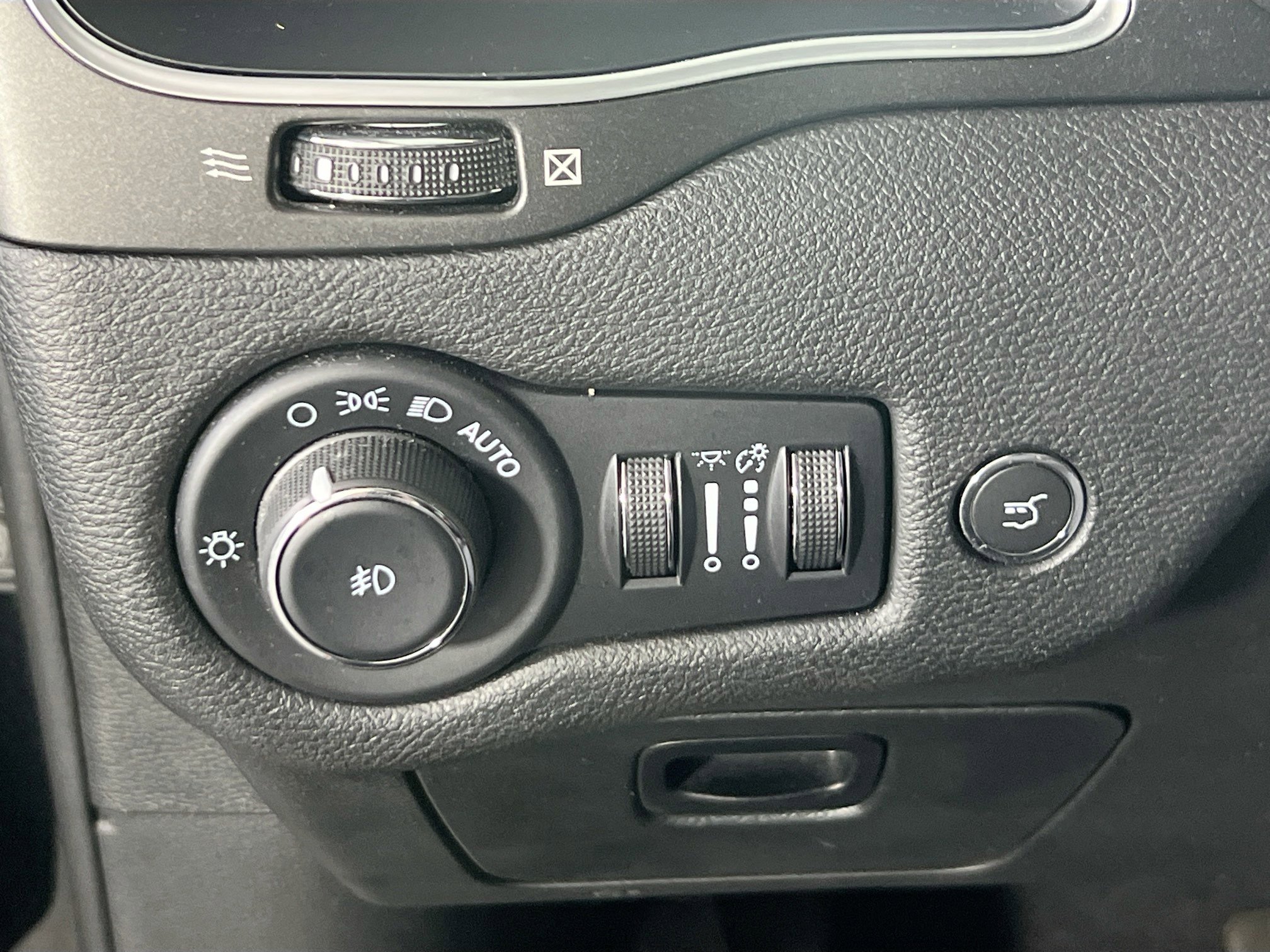 Used 2022 Jeep Cherokee Trailhawk w/ Premium Leather Package AWD/4WD image 10