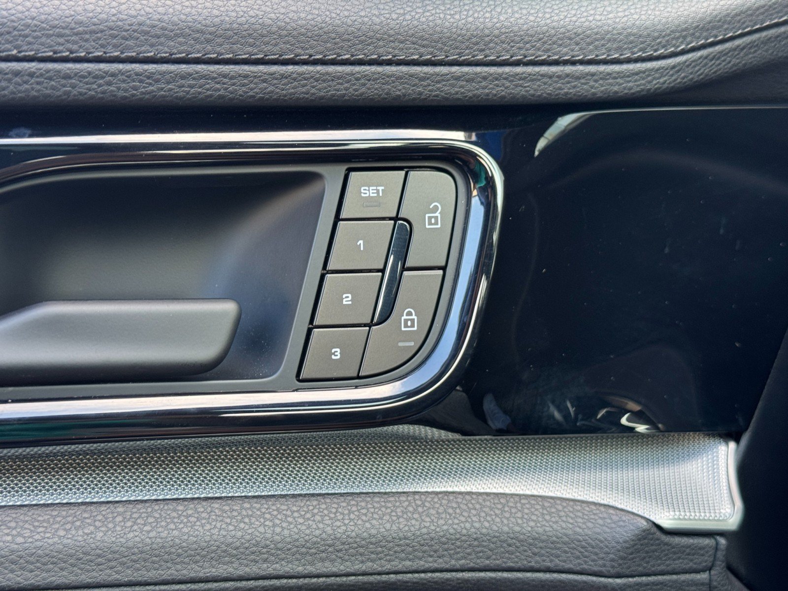 Used 2025 Porsche Panamera w/ Premium Package RWD image 19