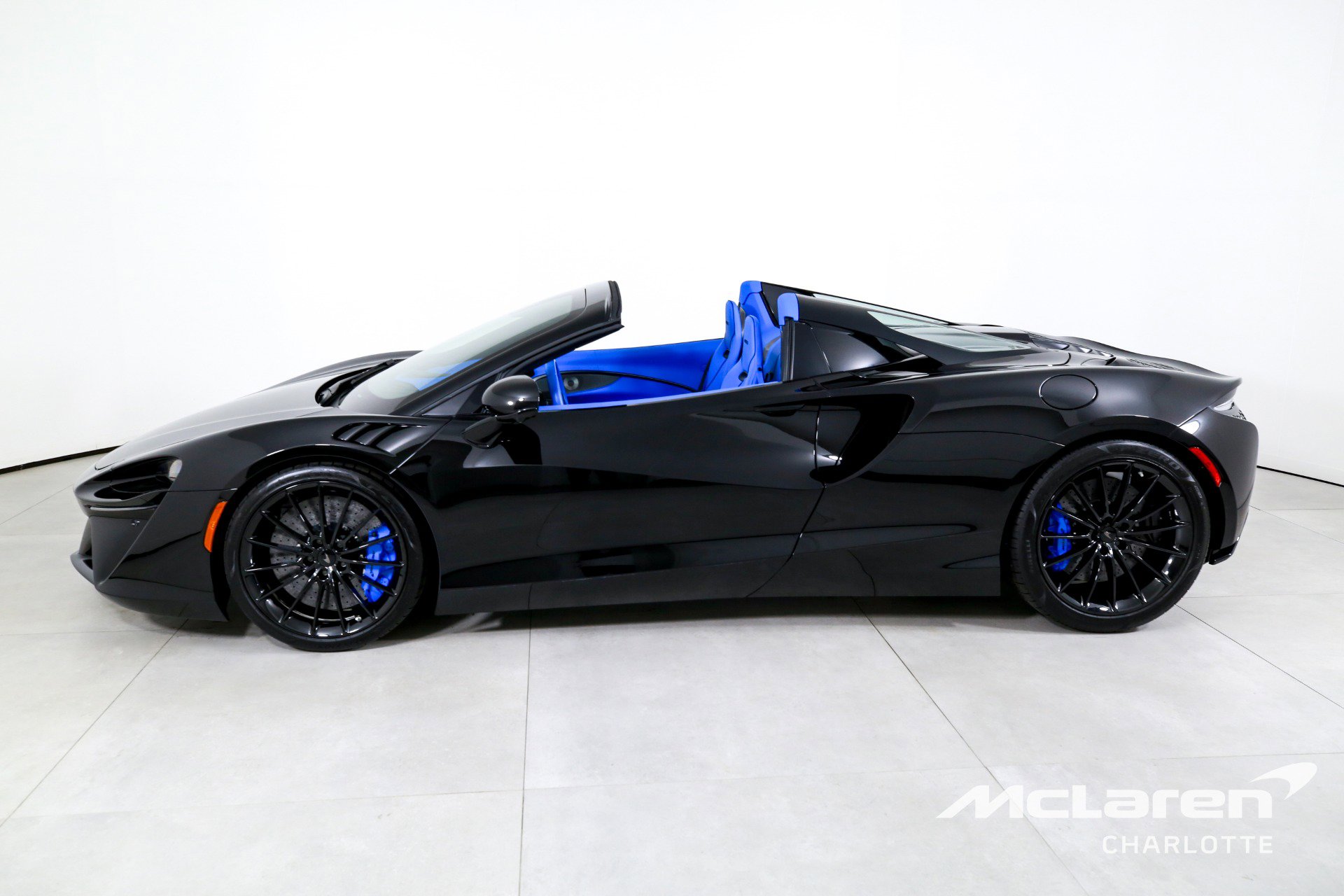 Used 2025 McLaren Artura Spider image 7