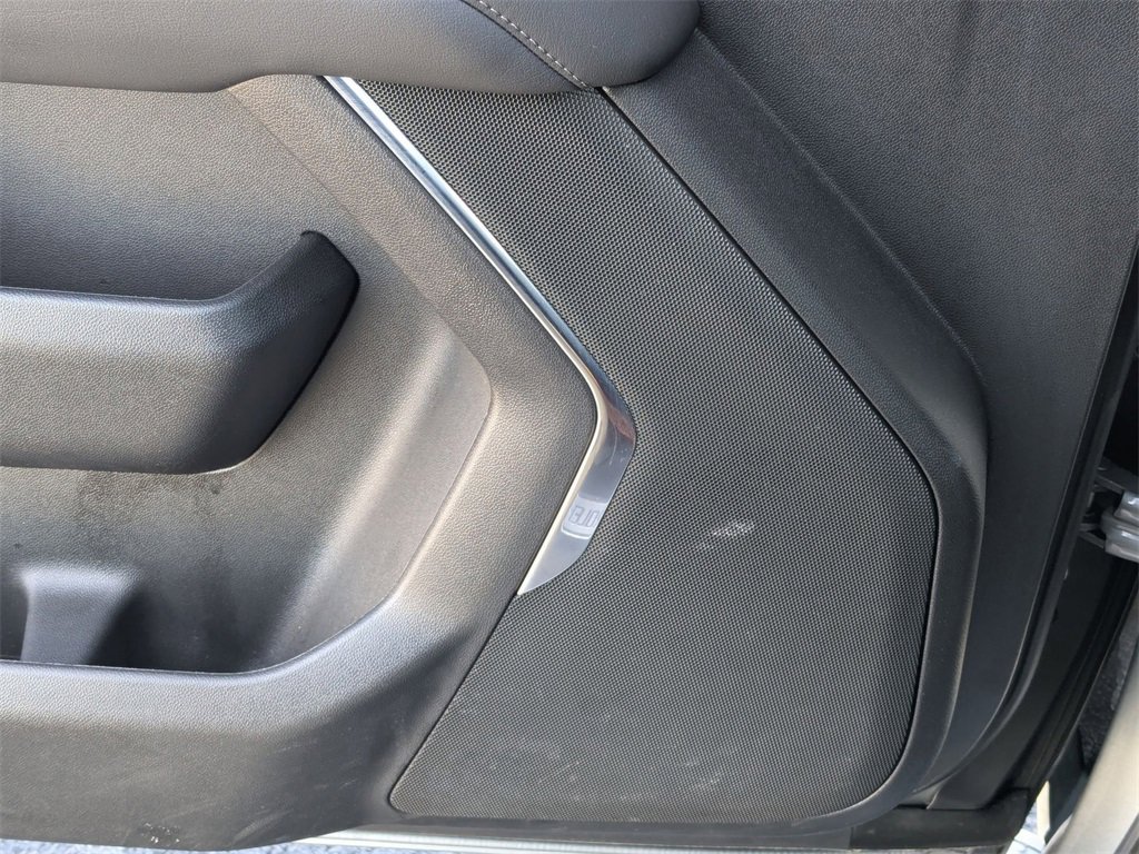 Used 2025 Chevrolet Suburban Z71 image 15