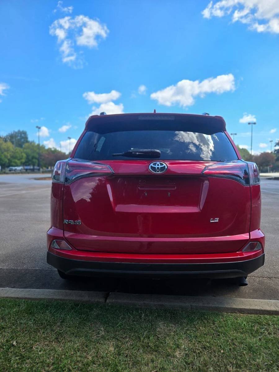 Used 2017 Toyota RAV4 LE FWD image 7