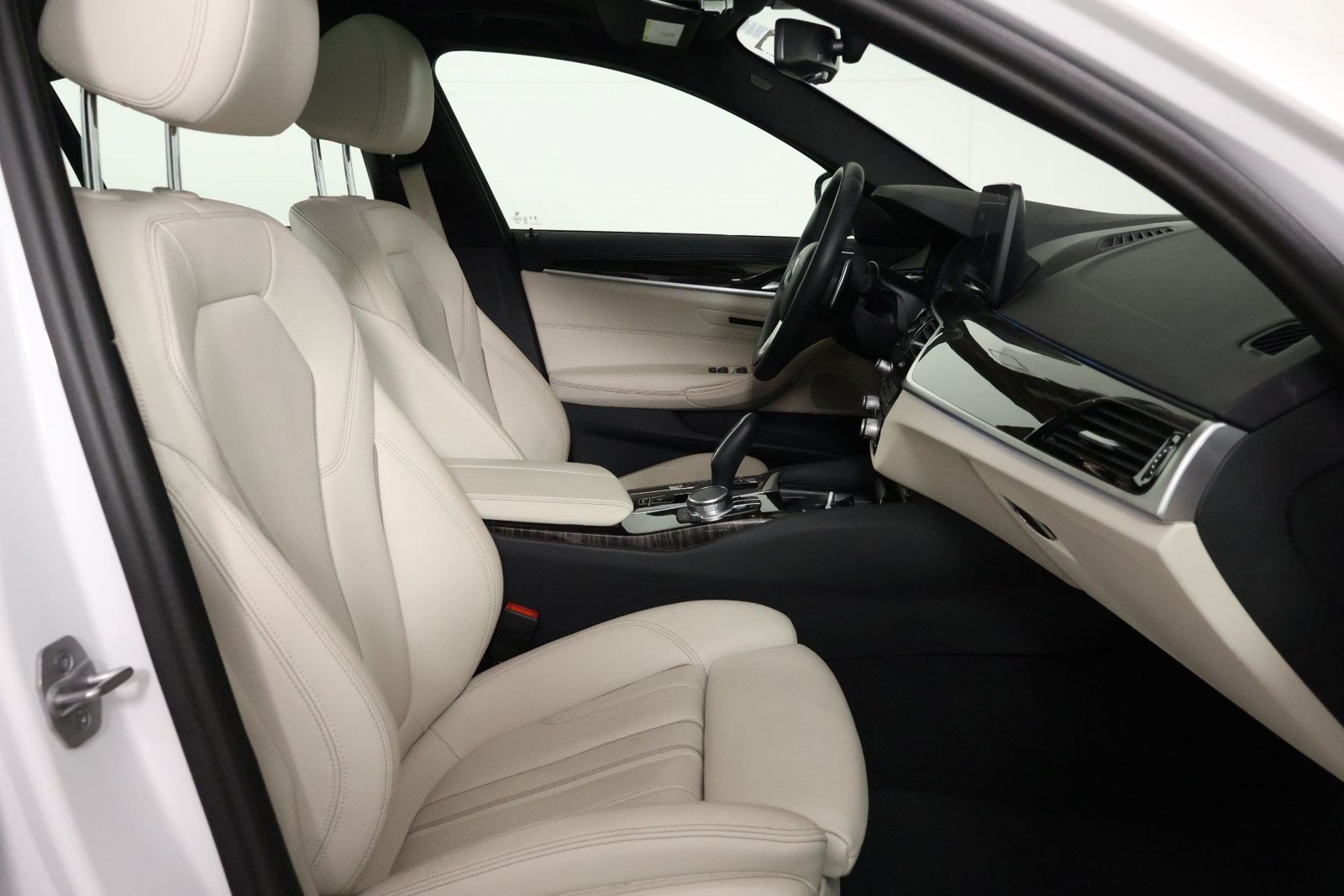 Used 2023 BMW 530e w/ Convenience Package RWD image 29