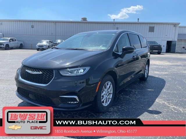 Used 2023 Chrysler Pacifica Touring-L FWD image 3