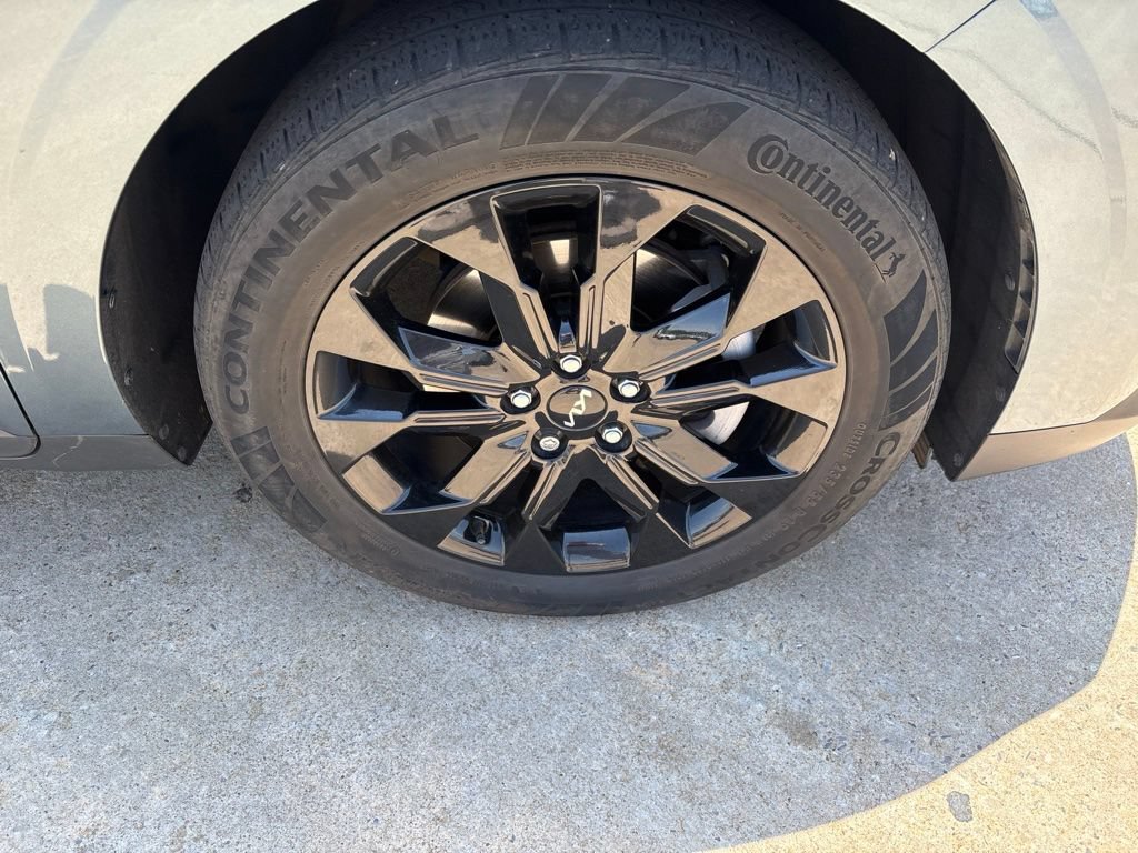 Used 2023 Kia Carnival SX FWD image 2