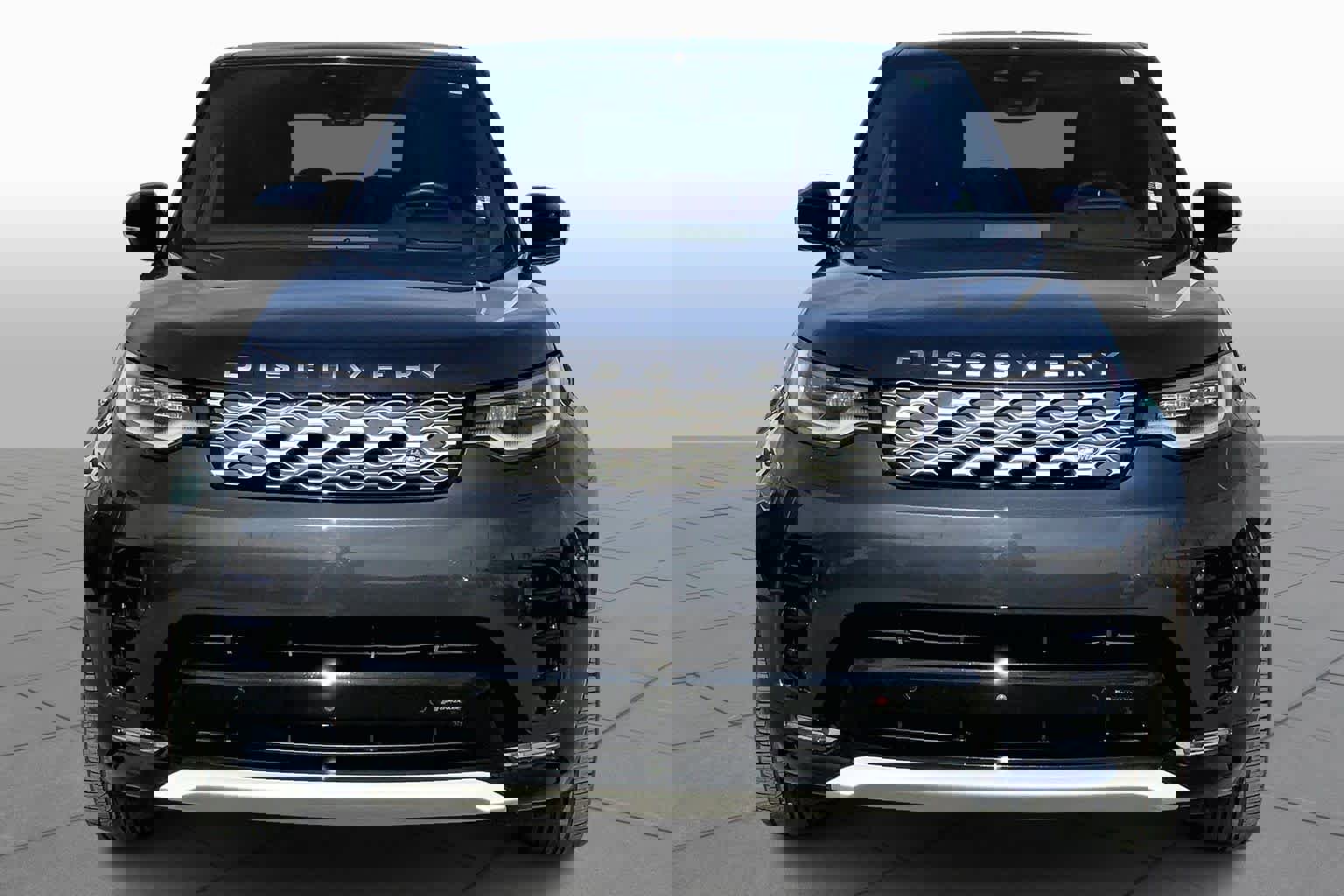 Used 2023 Land Rover Discovery Metropolitan Edition image 3