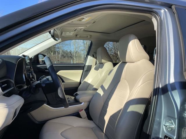 Used 2023 Toyota Highlander XLE image 22