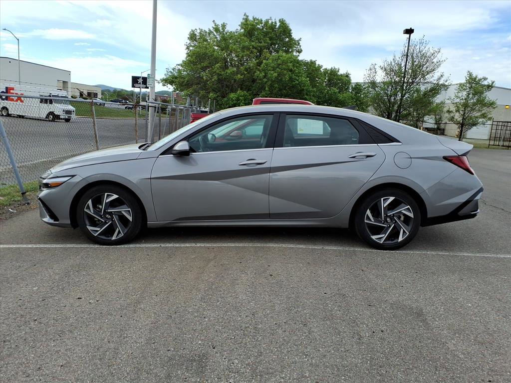 Used 2025 Hyundai Elantra Limited FWD image 3