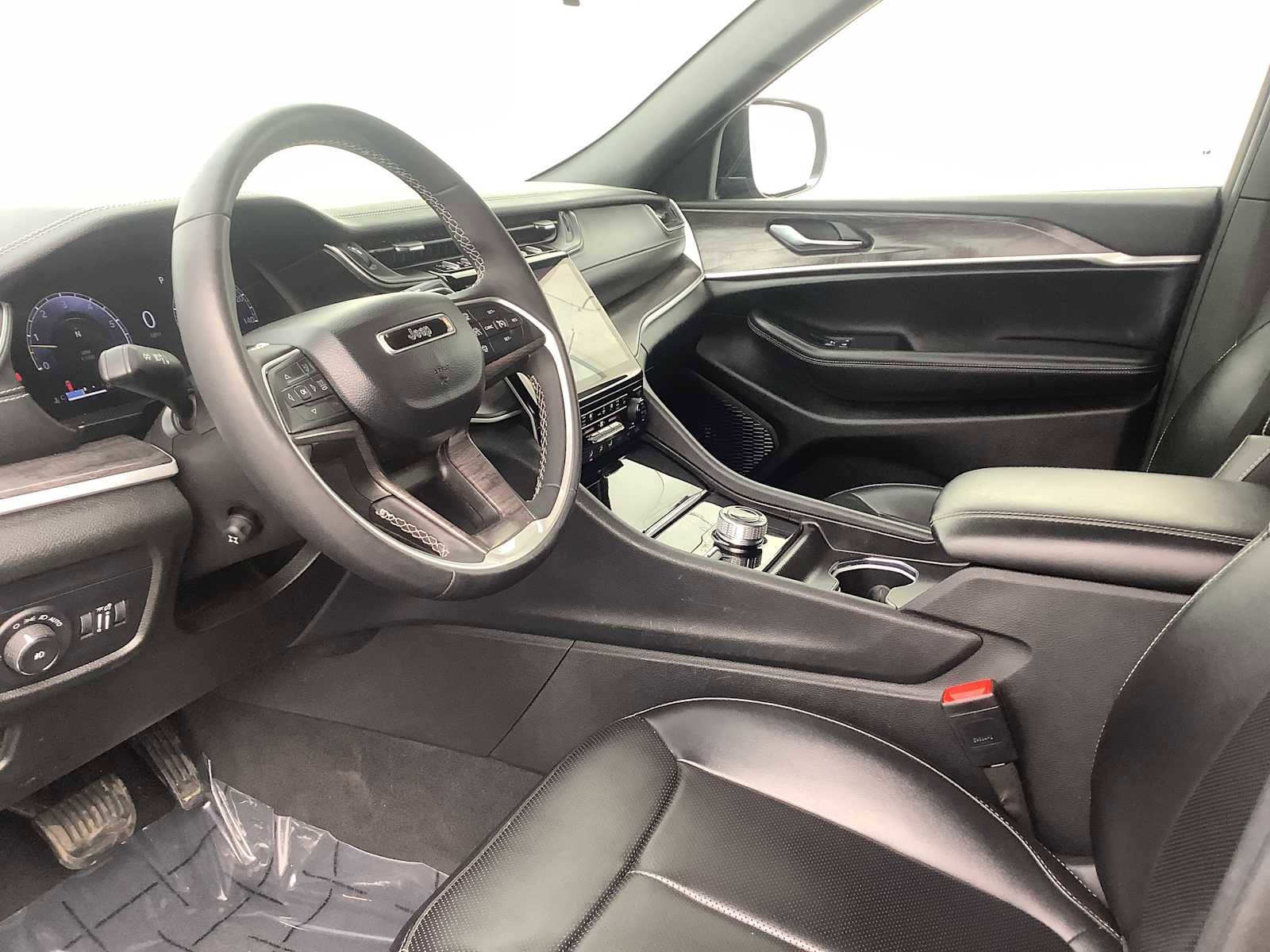 Used 2024 Jeep Grand Cherokee L Limited w/ Luxury Tech Group II image 3