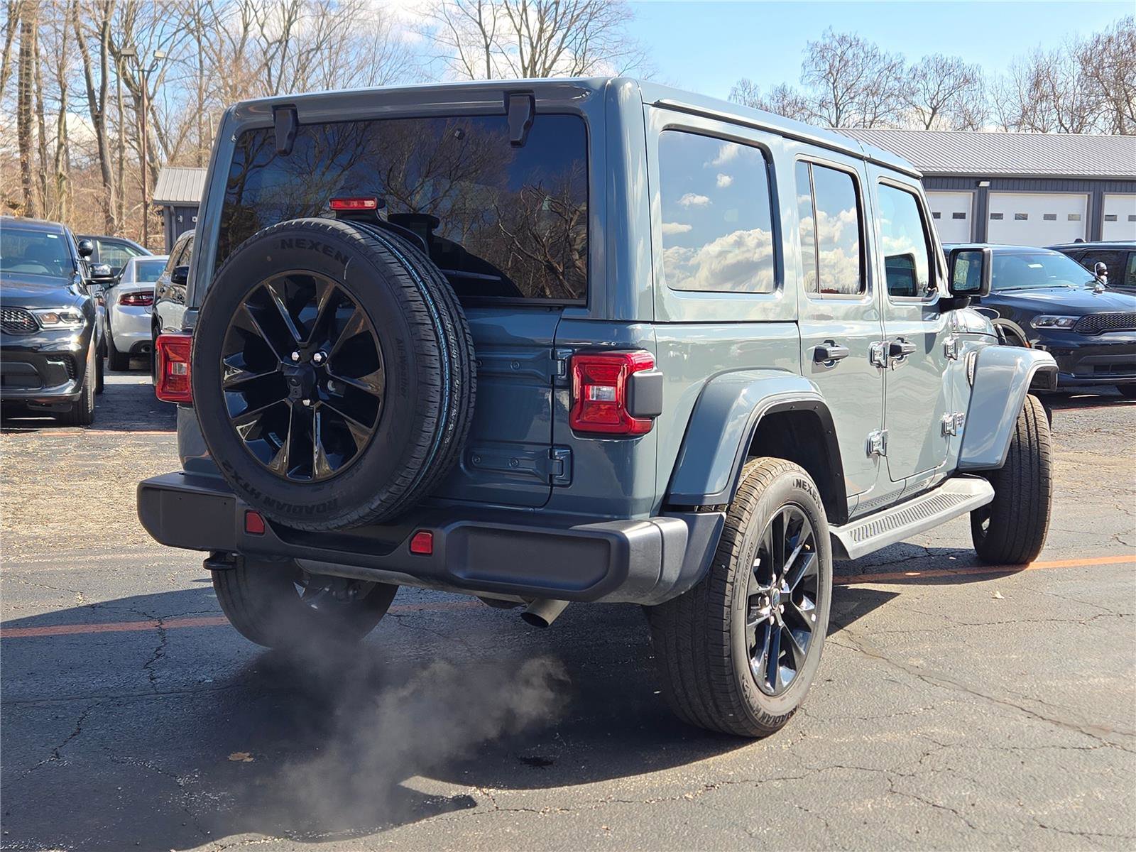 Used 2025 Jeep Wrangler Sahara AWD/4WD image 10