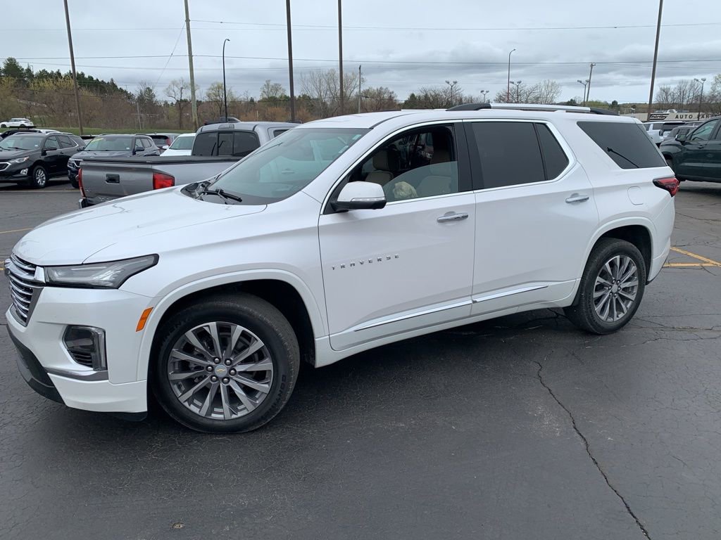 Used 2023 Chevrolet Traverse Premier FWD image 2