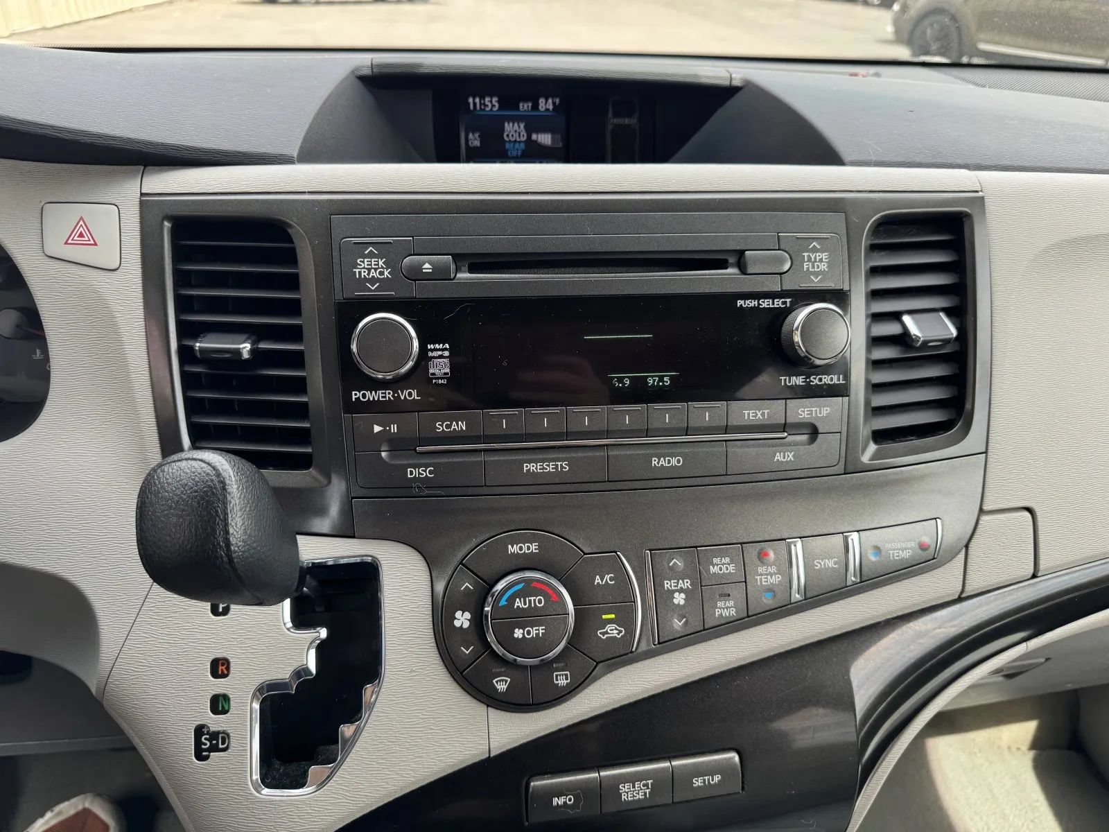 Used 2013 Toyota Sienna LE w/ Towing Pkg FWD image 25